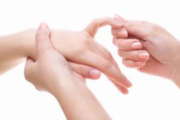 Растяжение связок пальца на руке